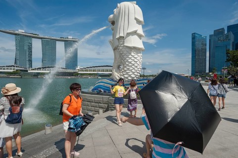 20.08.2016, Singapore, Republic of Singapore, Asia, Tourists visit the Merlion Park with the figure
