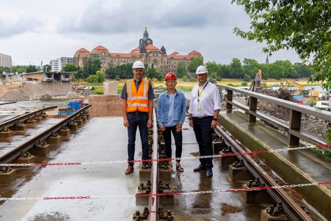 Following the partial collapse of the Carola Bridge, demolition work is continuing. The bridge has