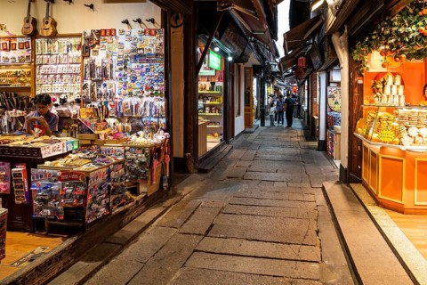 Cosy, historical, alleys, paths, shops, restaurants, water town Zhujiajiao, Shanghai, People's
