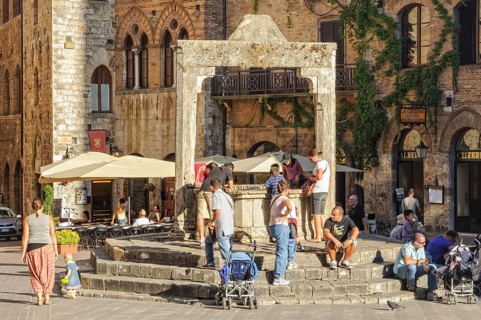 Tourists at the Cisterna, San Gimignano, Tuscany, Italy