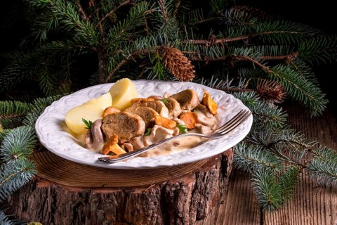 Potatoes with pork medallions and chanterelle sauce