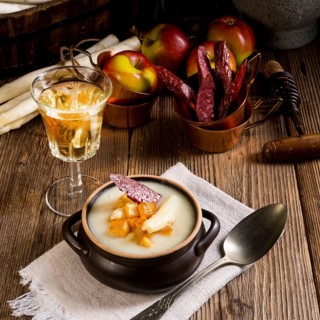 Asparagus Soup with Apple cubes