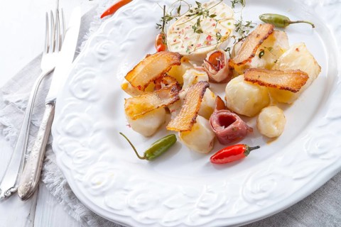 Jerusalem artichoke au gratin with ham and chili