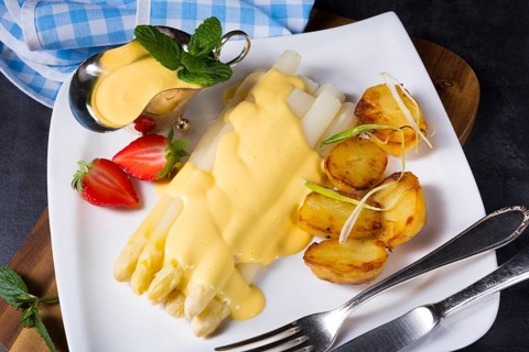Asparagus, hollandaise sauce and baked potatoes