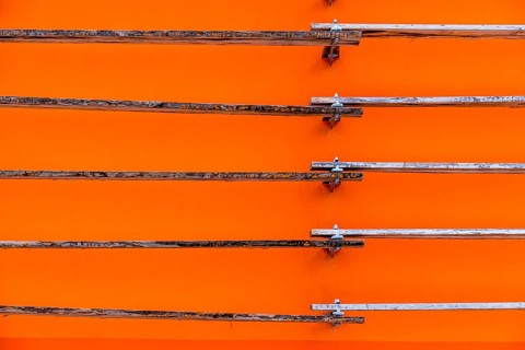Tafeln vor einer orangefarbenen Wand, Symbol für den Hintergrund und die Struktur, Österreich