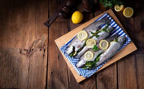 Fresh trout with lemon and various herbs