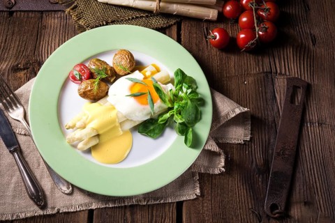Asparagus with fried egg