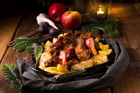 Chicken pieces with fruit and vegetables from the oven