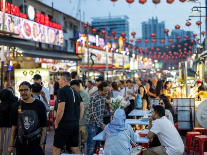 Hustle and bustle in Jalan Alor, Foodstreet, Kuala Lumpur, Malaysia, Southeast Asia