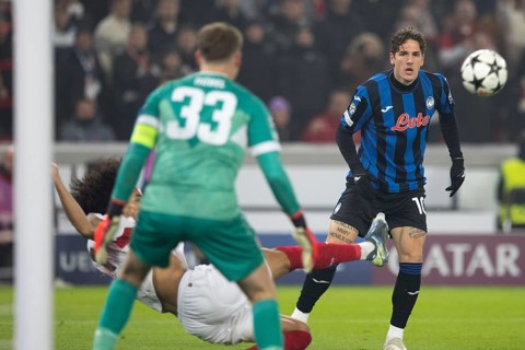 Football match, Nicolo' ZANIOLO Atalanta Bergamo right, concentrates as Anrie CHASE VFB Stuttgart