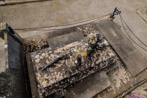 Heartbroken woman sculpture, Tomàs Vila, grave of the Garau de Son Pons family, Llucmajor cemetery,