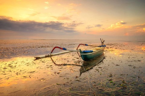 Beautiful sunrise at sanur beach, bali