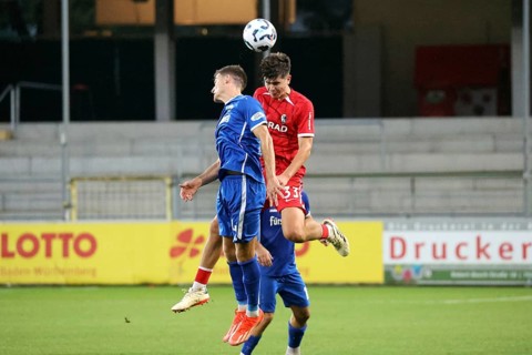 Header duel against Rico Wehrle (Bahlinger SC /BSC) and Karl Steinmann (SC Freiburg II / U23)