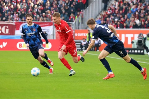 Attacking: Philipp Lienhart (SC Freiburg) is attacked by Budu Zivzivadze (FC Heidenheim) and Jan