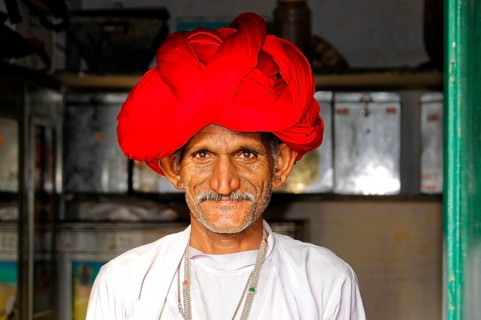 Ranakpur, Ranakpur, Rajasthan, Man with red turban in traditional clothes and silver jewellery,