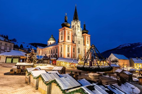 Advent atmosphere, world's largest hanging Advent wreath at the Christmas market in front of the