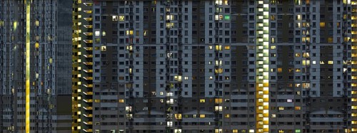 Moderne Wohnung Gebäude in der Nacht . Fassade eines modernen Apartmentgebäudes
