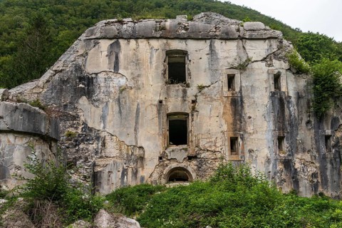 The Koro?ka fort on the slope of Mt. Rombon was built as a support to the Klu?e Fort, between years