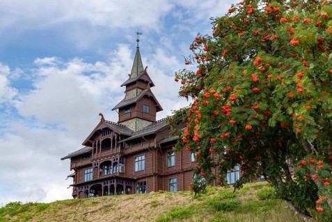 A picture of the Scandic Holmenkollen Park Hotel and a nearby flower tree