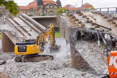 After the collapse of parts of the Carola Bridge, demolition work began on the Old Town side. The