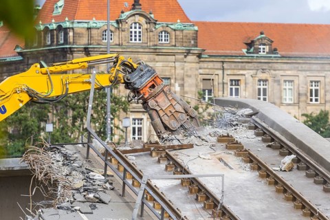 After the collapse of parts of the Carola Bridge, demolition work began on the Old Town side. The