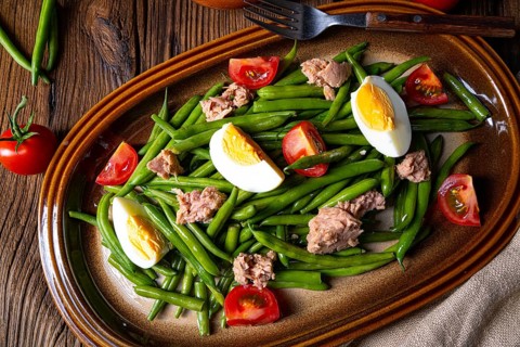 Rustic green bean salad with egg and tuna