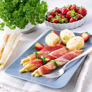 Asparagus ham rolls with strawberries and hollandaise