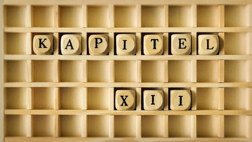An image of a wooden game with the word chapter twelve in german language
