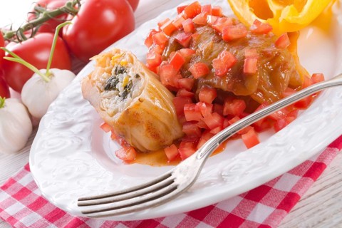 Vegetarian cabbage rolls with spinach and salsa