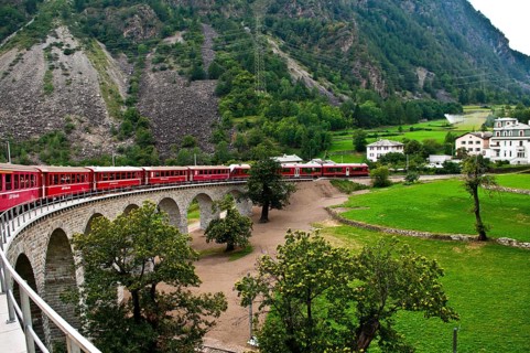 Unterhalb von Brusio besitzt die Bahn als Höhepunkt einen Kreisviadukt, der alleine der