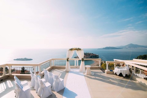 Arch for the wedding ceremony on the sea