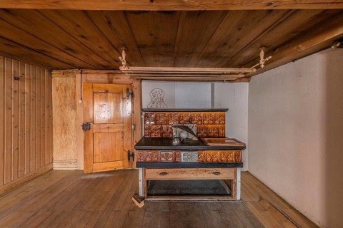 The living room with tiled stove in a house built around 1750 that has since been demolished.