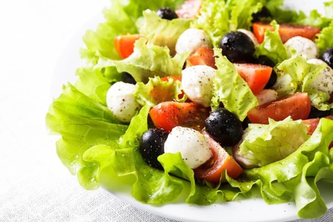 Fresh salad with mozarella cheese and vegetables
