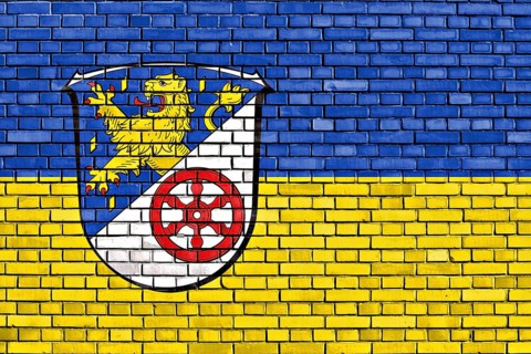 Flag of Rheingau-Taunus-Kreis painted on brick wall