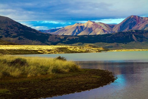 Huge lake with azure water, arid steppe of Patagonia and the steep slopes of cold mountains. Los