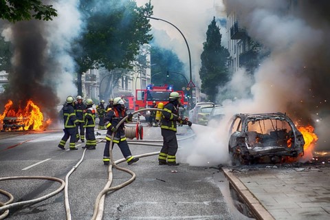 Fire brigade extinguishes burning cars on the Elbchaussee in Hamburg after the riots at the G20