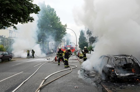 Fire brigade extinguishes burning cars on the Elbchaussee in Hamburg after the riots at the G20