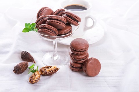 Chocolate macarons with cardamom