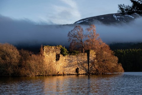 Castillo del siglo XIII, Loch an Eilein, Parque Nacional de Cairngorms, Highlands, Escocia, Reino