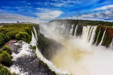 The full-flowing waterfall in the world on the Parana River. The Devil's throat /Garganta del