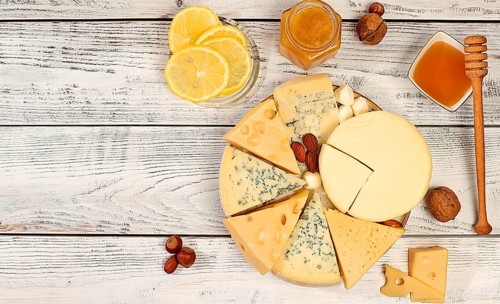 Blauer Käse, gorgonzola, roquefort, parmesan, mozzarella, maasdam mit Honig und Nüsse, Sortiment