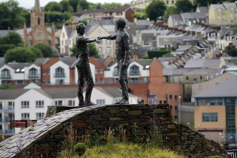 Friedensstatue "Hands Across The Divide", Londonderry