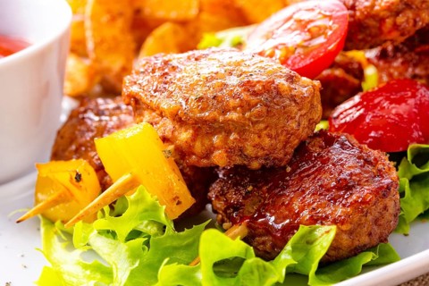 Meatballs skewers of tomato, paprika and baked potato quarters