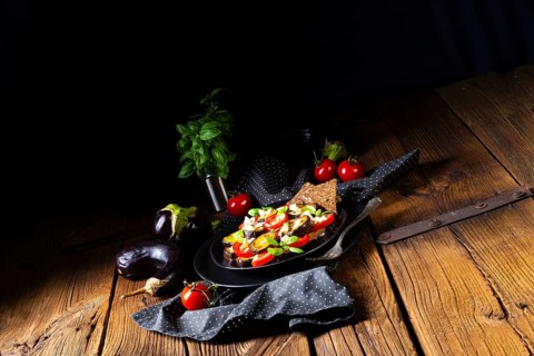 Auberginen gegrillt mit aromatischen Feta-Käse und Tomaten
