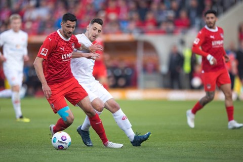 Football match, Tim KLEINDIENST 1. FC Heidenheim left covers the ball very well, Dominik KOHR 1.