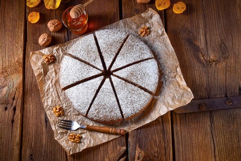 Frischer und leckerer herbstlicher Walnusskuchen mit Honig