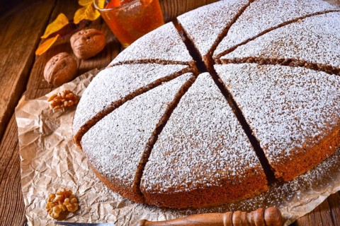 Frischer und leckerer herbstlicher Walnusskuchen mit Honig