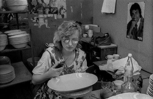Germany, Kahla, 20.12.1991, Porzellanwerk Kahla, worker in plate production