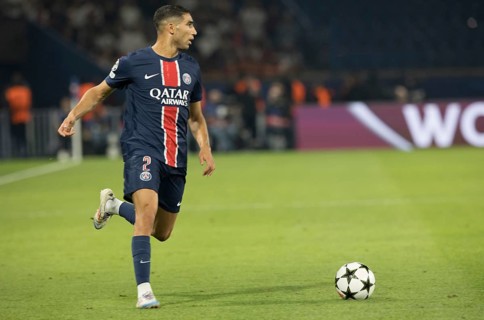 Football match, Achraf HAKIMI Paris St. Germain looking to the right at the ball, Parc des Princes