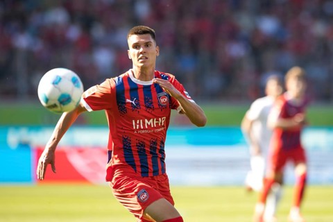 Football match, Mathias HONSAK 1.FC Heidenheim has his eye on the ball, Voith-Arena football